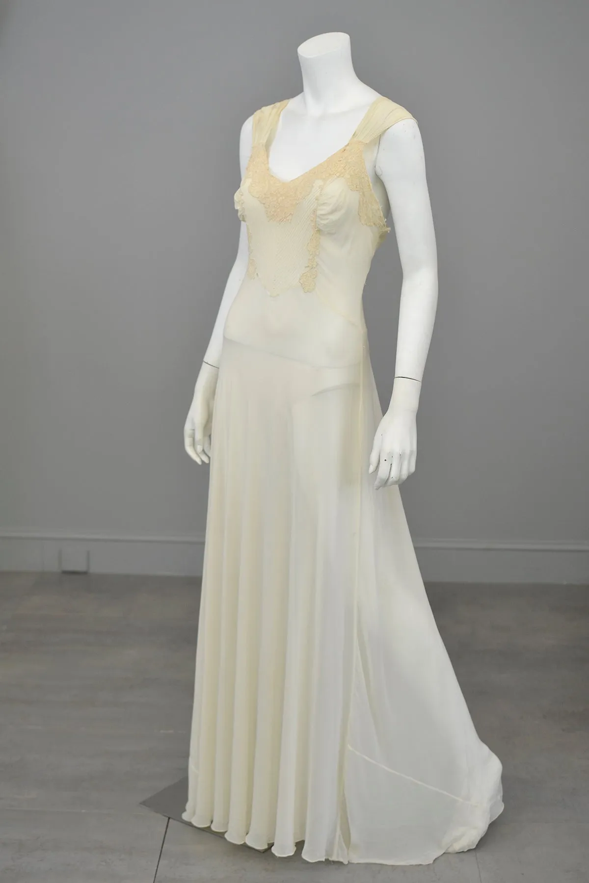 1930s Bias Cut Lace Trim Elegant Hollywood Glam Negligee Gown