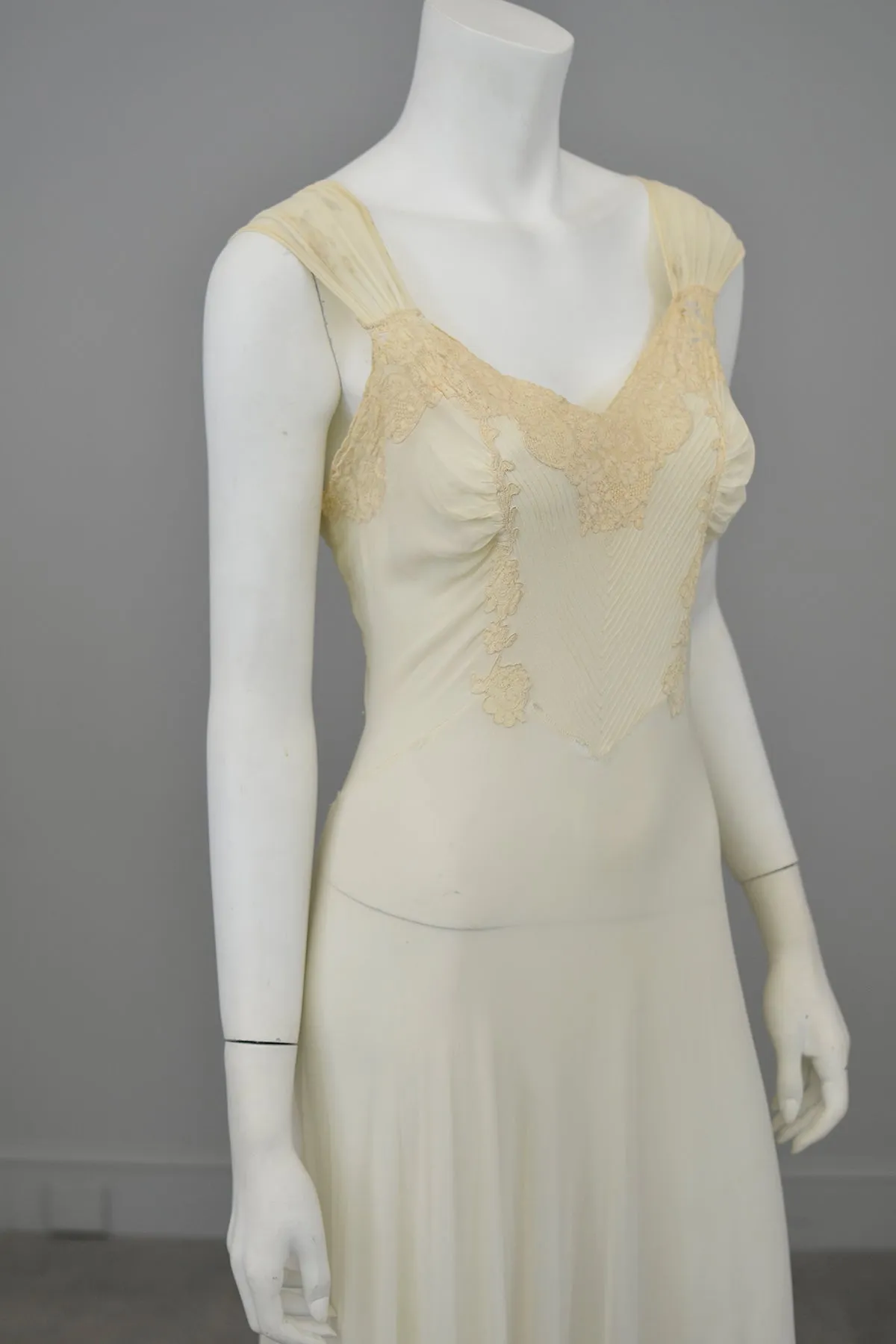 1930s Bias Cut Lace Trim Elegant Hollywood Glam Negligee Gown