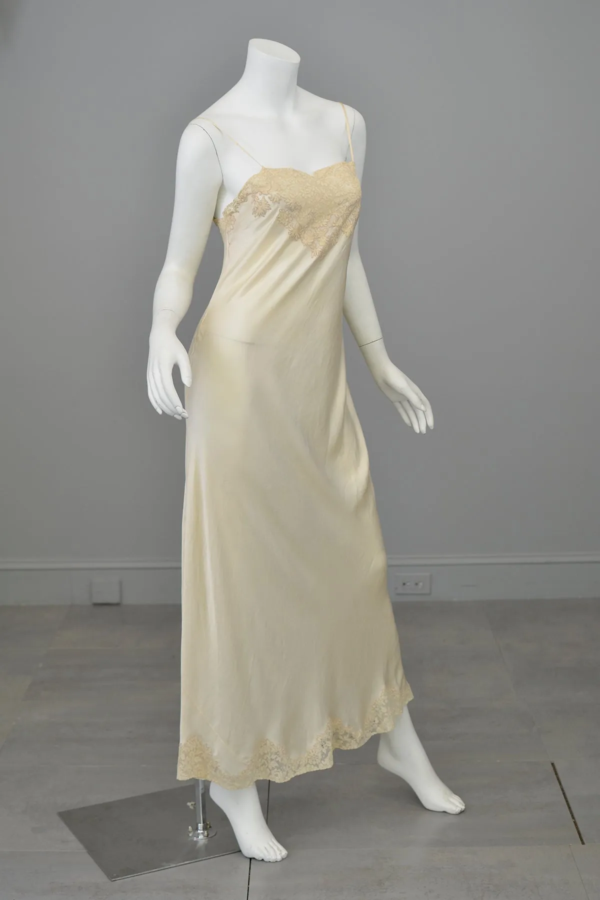 1930s Cream Silk Satin Lingerie Lace Bodice Bias Cut Negligee Gown