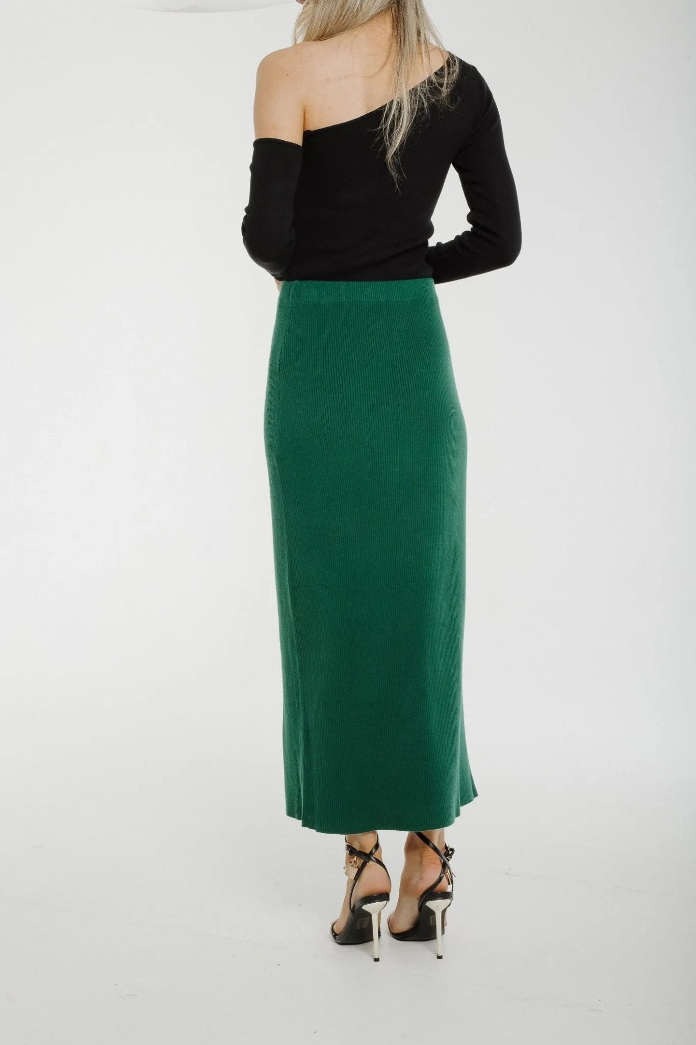 Caitlyn Ribbed Knit Midi Skirt In Green