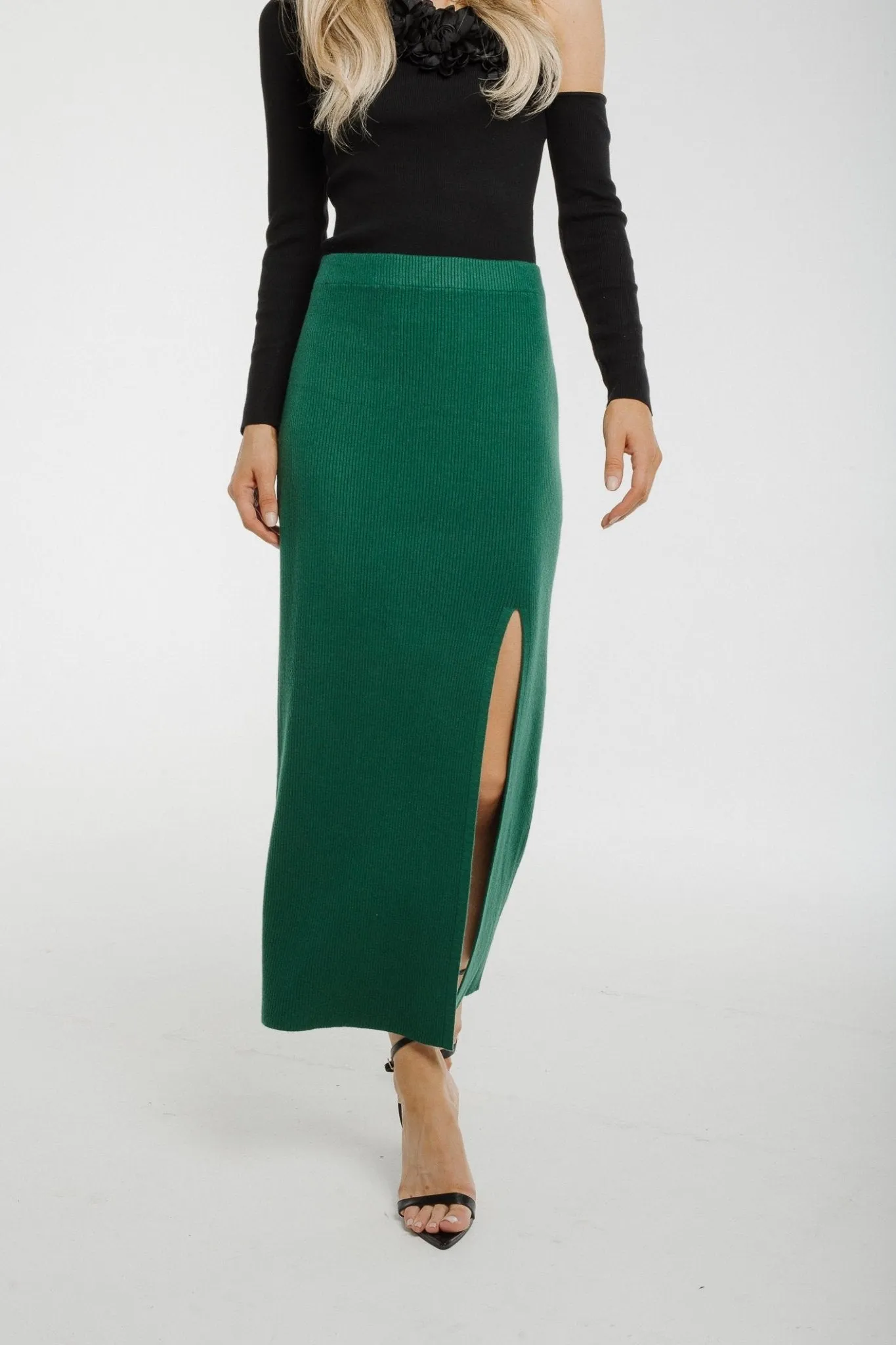 Caitlyn Ribbed Knit Midi Skirt In Green