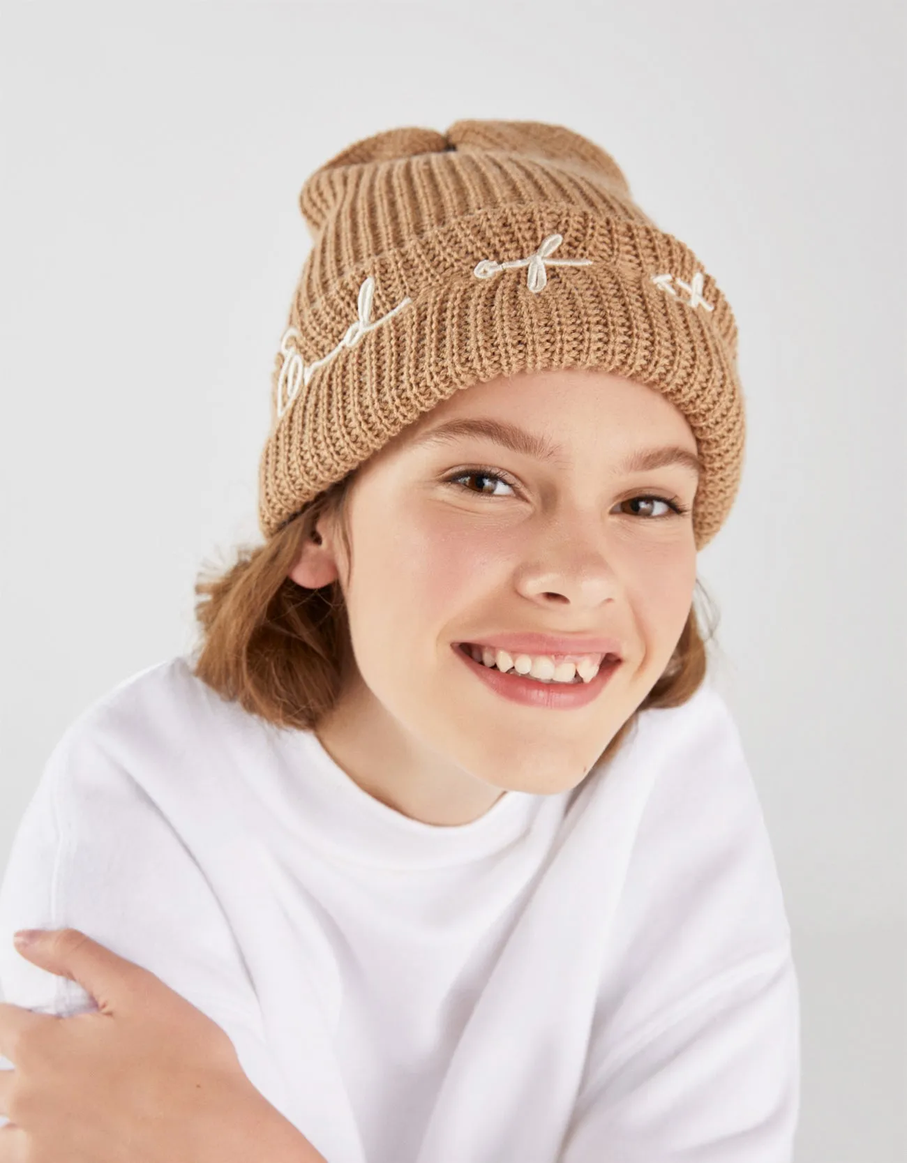 Knit beanie with slogan